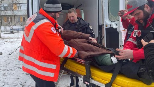 В Купянском районе полицейские на руках эвакуировали женщину с переломом позвоночника