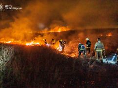 Оккупанты подожгли дома и 1,5 га леса на Харьковщине