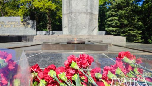 Поліція Харківщини розповіла, скільки людей поклало квіти до меморіалів 9 травня