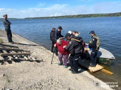 Поліція Харківщини евакуює мешканців прикордоння навіть на човнах (ФОТОФАКТ)