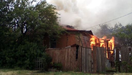 На Харківщині окупанти дронами-камікадзе спалили житло людей: Кадри з місця