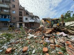 ДСНС залучила важку техніку для розбору завалів обстріляного будинку в Харкові (ФОТОРЕПОРТАЖ)