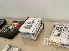 Обгорілі книжки з видавництва в Харкові, яке знищили росіяни, показали на Книжковому арсеналі (ФОТОФАКТ)