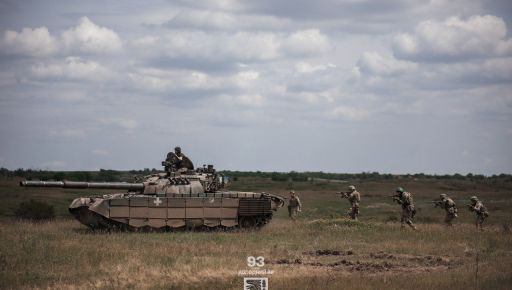 В Харьковской области российские штурмовики провалили задание: Две БМП и танк сгорели на поле боя