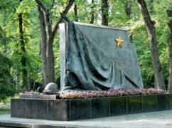 В Харькове активисты требуют от мэра убрать русскоязычные лозунги с Мемориала Славы