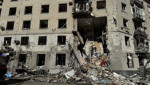 Россияне прямым ударом попали в жилой дом в Харькове (ФОТОРЕПОРТАЖ)