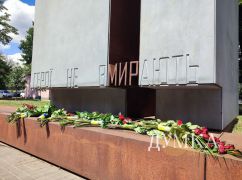 В Харькове представители всех ветвей власти возложением цветов отметил День Конституции