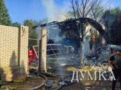 Зруйнована будівля та потрощені авто: У Харкові обстріляли будинок волонтера Сапронова (ФОТОРЕПОРТАЖ)