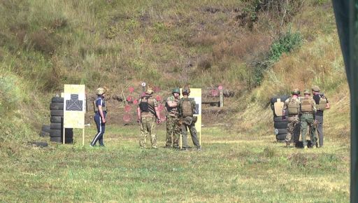 Харківські посадовці взяли до рук зброю