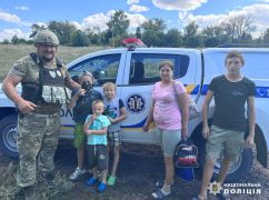 Полиция Харьковщине вывезла из Волчанской громады многодетную семью (ФОТОРЕПОРТАЖ)