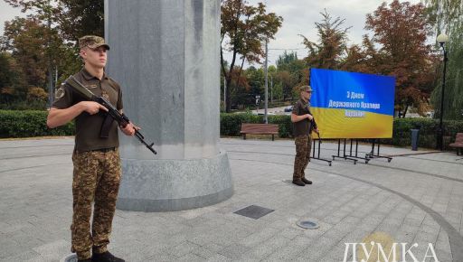 У Харкові військові і представники влади відзначили День прапора України (ФОТОРЕПОРТАЖ)