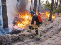 На Харківщині через масштабну пожежу продовжують відселяти людей