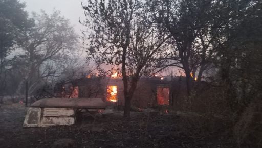 Під Харковом внаслідок обстрілів спалахнуло село: Кадри з місця