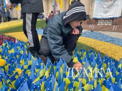 В Харькове обновили знамена местных подразделений, воюющих с рф (ФОТОФАКТ)