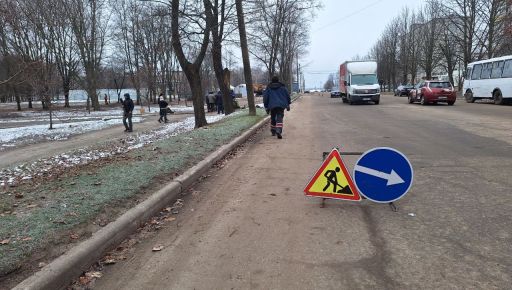 У Лозовій біля місця недавнього обстрілу обвалився каналізаційний колектор