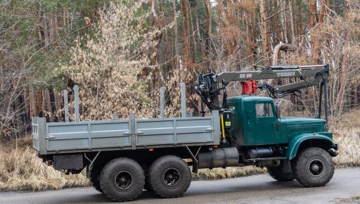 Гвардійці розповіли, як трофейний КрАЗ став всюдиходом із краном для оборони Харківщини