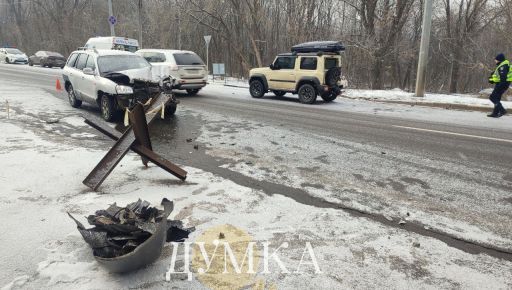 В Харькове внедорожники не поделили дорогу: Движение затруднено