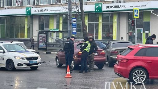 В Харькове на перекрестке разбились две легковушки: Кадры с места