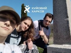 У Харкові поліція шукає третього молодика, який фотографував "зіги" на меморіалі жертвам Голокосту