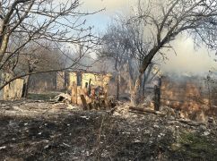 На Харківщині внаслідок російського обстрілу сталася пожежа, яка знищила житлові будинки
