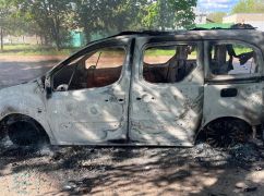 Окупанти скинули вибухівку на авто місцевого хірурга на Харківщині: Кадри з місця