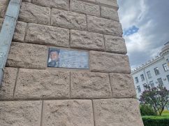 Боец "Кракена" вместо коммуниста: В Харькове демонтировали мемориальную доску заместителю Генсека
