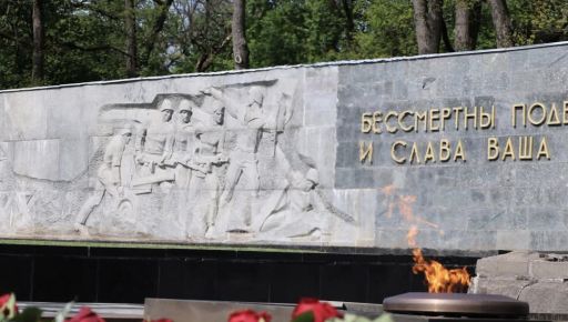 У Харкові на вічному вогні у Лісопарку — мова окупанта (ФОТОФАКТ)