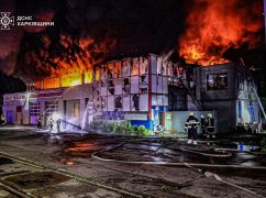 Вогнеборці Харкова встигли врятувати 4 вантажівки під час масштабної пожежі на СТО