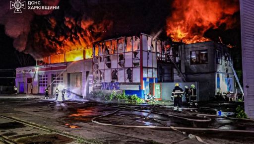 Вогнеборці Харкова встигли врятувати 4 вантажівки під час масштабної пожежі на СТО