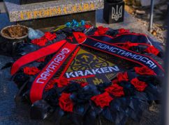 На кладовищі під Харковом жінка станцювала на могилі загиблого бійця підрозділу "Kraken"