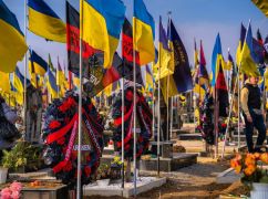 Визнала провину: харківʼянка з відео з танцями на могилі бійця "Кракена" публічно вибачилась