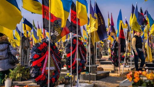Визнала провину: харківʼянка з відео з танцями на могилі бійця "Кракена" публічно вибачилась