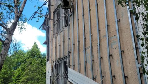 Росіяни вдарили по адмінбудівлі в Чугуєві: фото з місця події