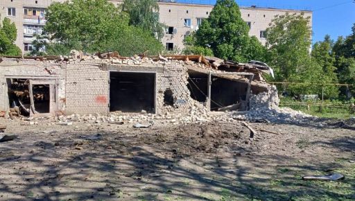 У Купʼянську – важкопоранені: РФ скинула на гаражі авіабомбу