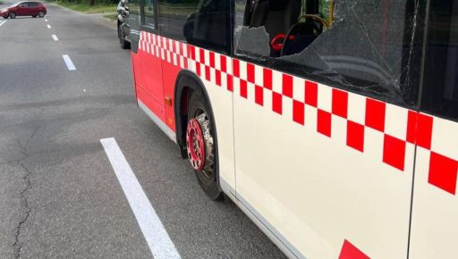 У Харкові невідомі обстріляли рейсовий автобус