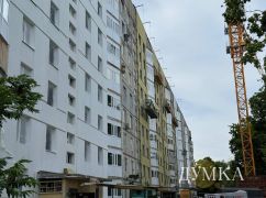У Харкові будівельники назвали строки відновлення висотки, куди влучили 20 російських снарядів