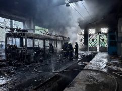 У Харкові внаслідок обстрілу пошкоджене тролейбусне депо, постраждали дві людини: кадри з місця