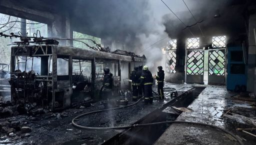 У Харкові внаслідок обстрілу пошкоджене тролейбусне депо, постраждали дві людини: кадри з місця