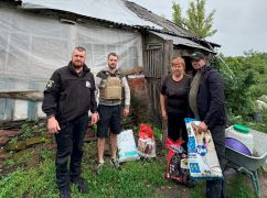 Полиция и волонтеры доставили корм для животных в зону боевых действий Харьковской области