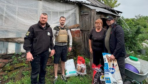Полиция и волонтеры доставили корм для животных в зону боевых действий Харьковской области