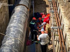 В Харькове спасатели получили травмированного мужчину из канала теплосети