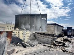 В Харькове начали ремонт многоэтажки после обстрела