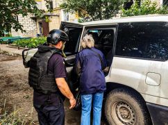 Спасатели эвакуировали двух гражданских из прифронтовой зоны в Купянске