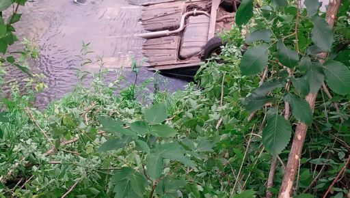 Двое погибших в ДТП: автомобиль слетел в реку на Изюмщине