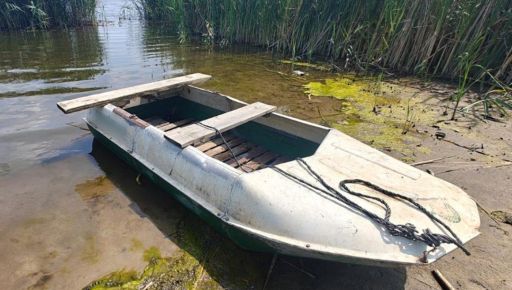На Харківщині двоє чоловіків викрали човен просто з берега