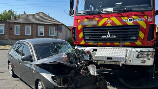 У Харкові Hyundai зіткнувся з пожежним авто