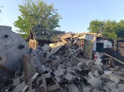 На Харьковщине оккупанты атаковали сарай и летнюю кухню: кадры с места