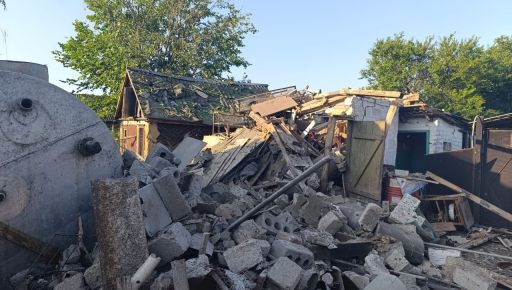 На Харківщині окупанти атакували сарай і літню кухню: кадри з місця
