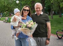 Харьковчанка спасла застрявшего лебедя в бревнах Центрального парка