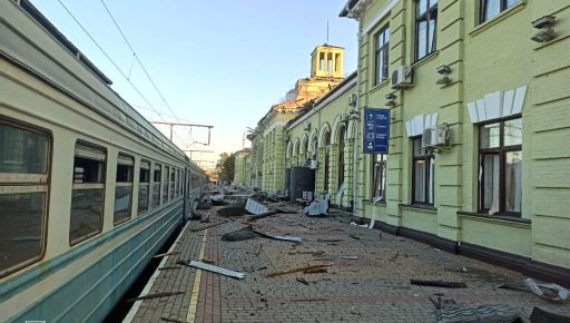 Зеленский отреагировал на массированную атаку по вокзалу в Харьковской области